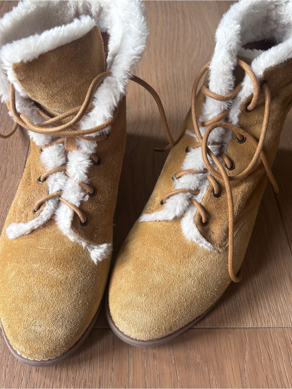 Tan Suede lace up boot by Array
Faux fur lining
9m